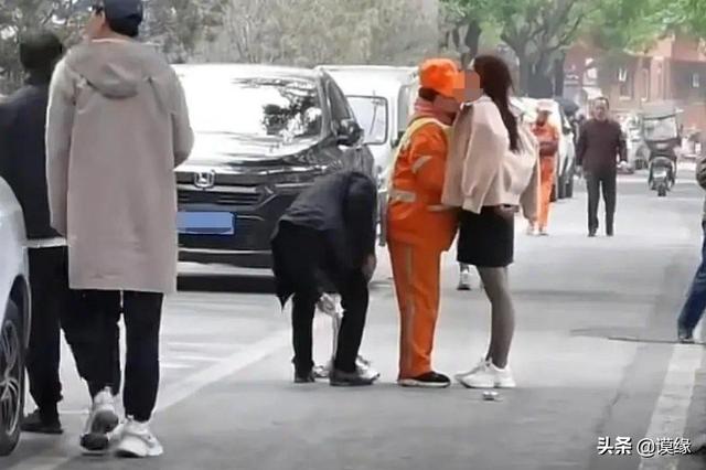 情侶吵架，年輕貌美的女人當街脫內衣亂扔，你這是要懲罰誰？