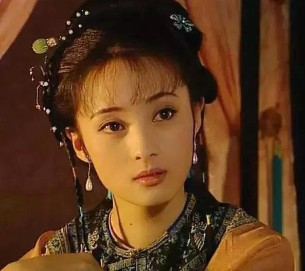 45歲蔣勤勤黑絲長(zhǎng)腿超性感，半透襯衣露細(xì)腰，曾高齡二胎顯衰老