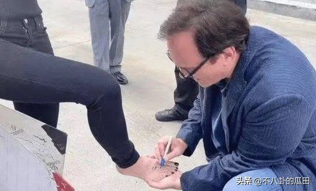 昆汀被曝舔舞娘的腳，吮吸30分鐘，此前他就被曝是戀足癖