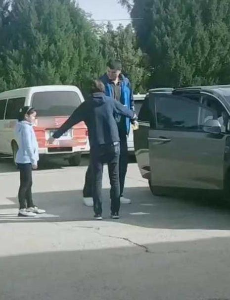 張梓琳帶4歲女兒逛街，胖妹身高太嚇人，直逼媽媽腰部長腿惹人羨