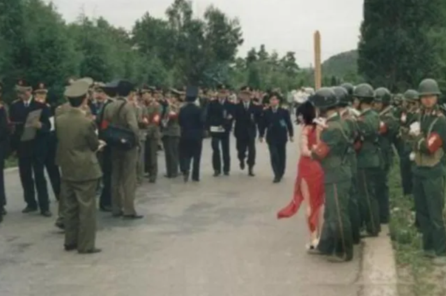 2005年，美女死刑犯畢麗梅被槍決，意外蘇醒后，家屬哀求饒她一命