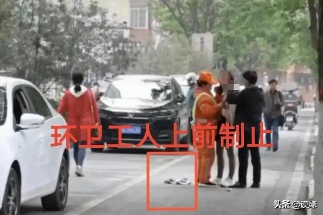情侶吵架，年輕貌美的女人當街脫內衣亂扔，你這是要懲罰誰？