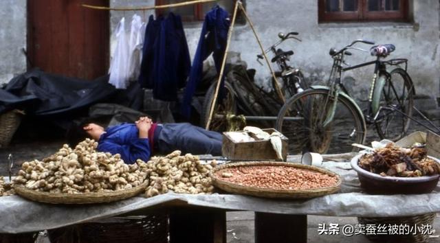 30張屈辱照片：德國女犯一絲不掛被槍決，被拍賣的大胸女人