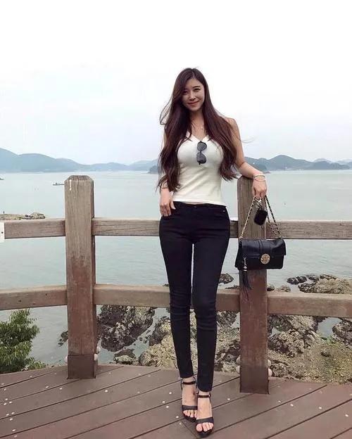 韓國九頭身美女，D罩杯加蜂腰翹臀大長腿，被稱為“真人版女帝”
