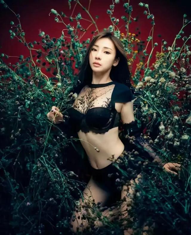 這誰頂?shù)米÷铮苛鴰r胸部豐滿有料，身材真的絕！硬控路人紛紛側(cè)目