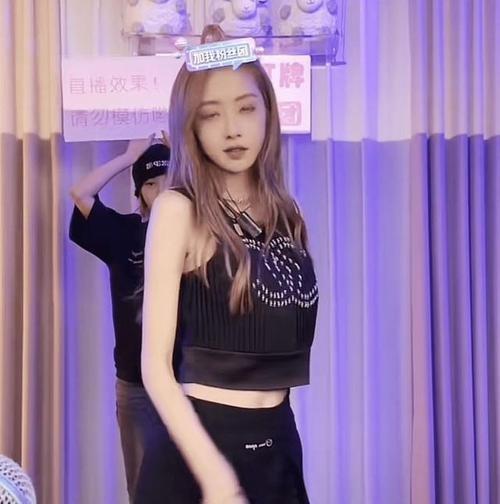三只羊：性感美女主播卓仕琳，拌胸寫真身材勁爆，連看99次?。? onerror=
