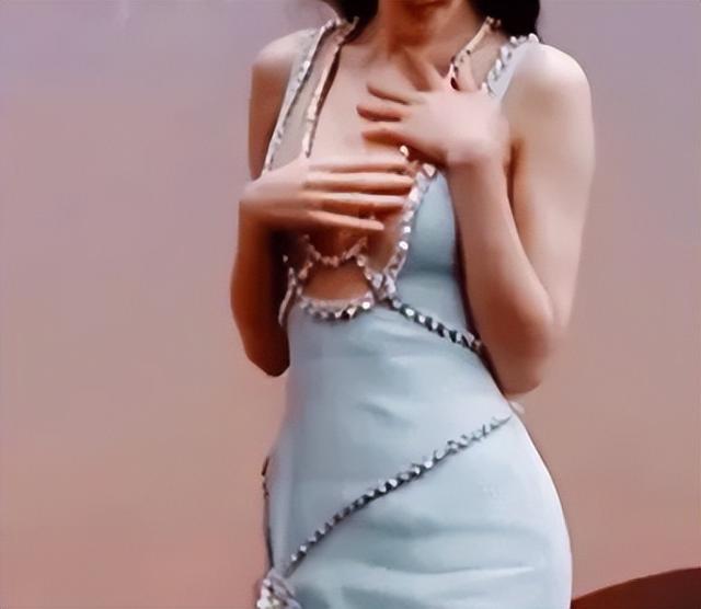 揭秘：女星的胸，捂著，到底想不想給你看？