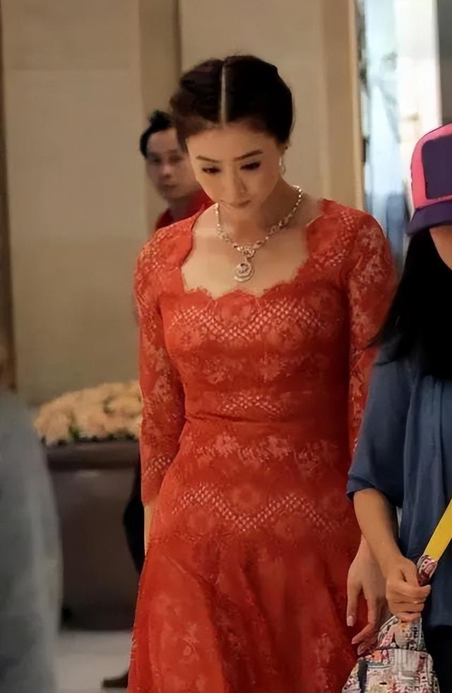 肉感女神蔣欣太豐滿了！大胸肥臀，勻稱、前凸后翹身材太迷人 -