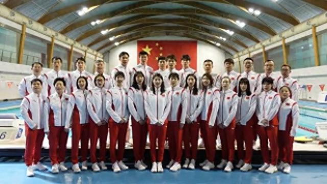 帥哥美女云集！中國游泳奧運(yùn)軍團(tuán)集體穿制服亮相，張雨霏占據(jù)C位
