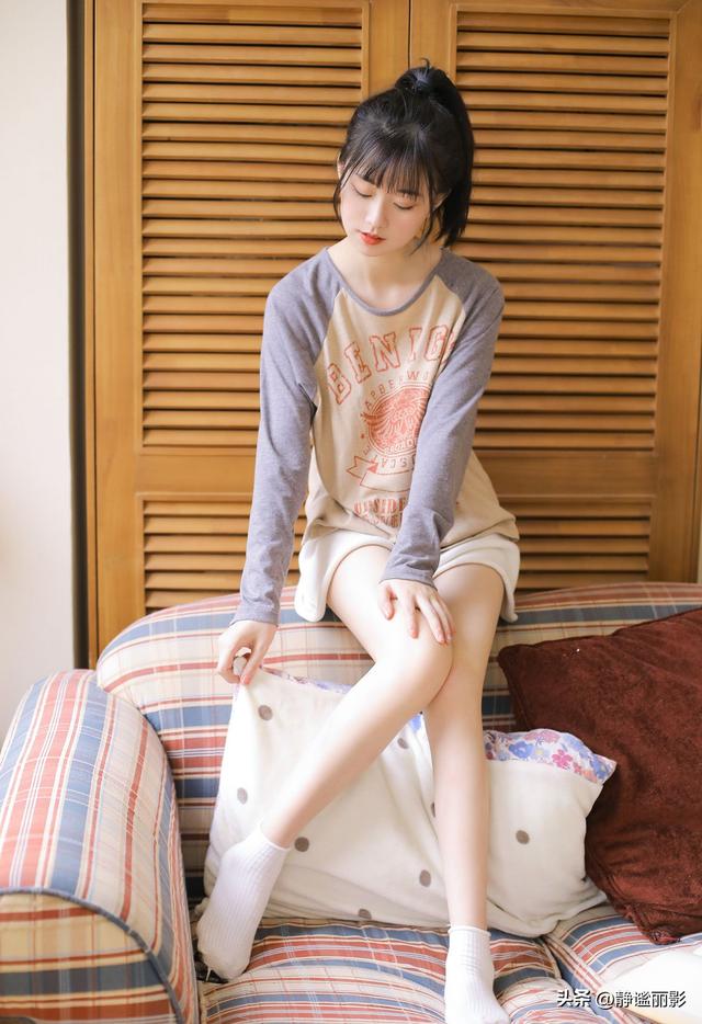 【美腿翹臀】玉兔Miki灰衣吊帶短褲居家慵懶寫真