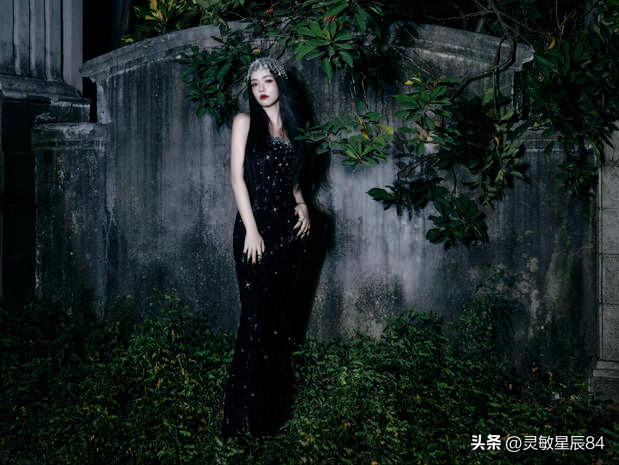 林允穿黑色鑲鉆緊身裙性感迷人 化身叢林蛇女神秘嫵媚！