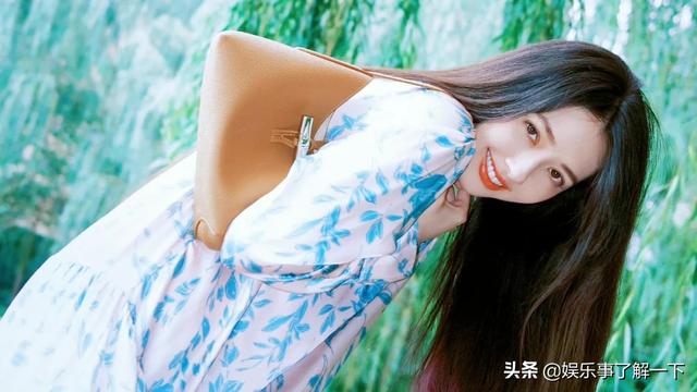 向佐？郭碧婷壁紙分享：翠花長(zhǎng)裙，黑長(zhǎng)直，盡顯女神氣質(zhì)