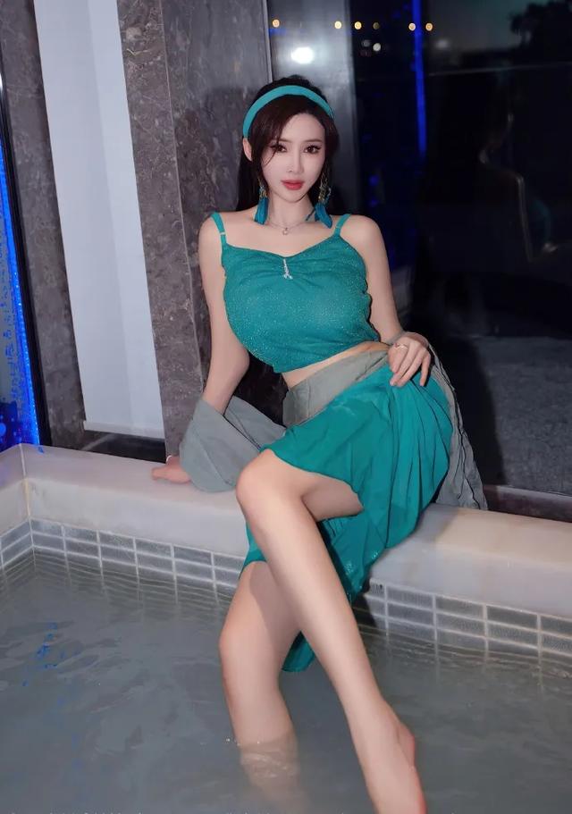 美女模特周妍希，前凸后翹，身姿曼妙，白玉美腿，太頂了