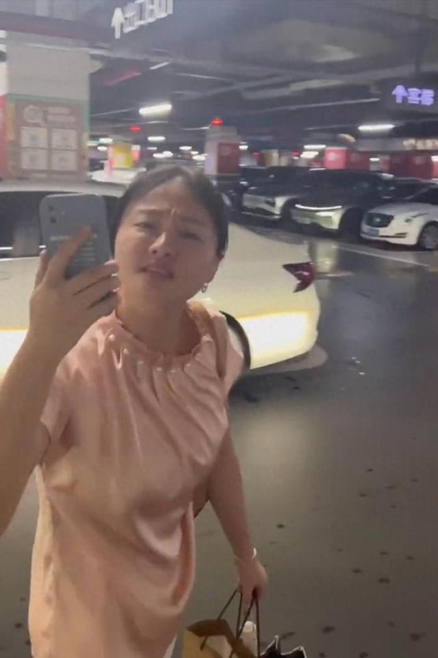 女子車(chē)上脫鞋躺下，后座不停換姿勢(shì)，司機(jī)目睹后表情尷尬