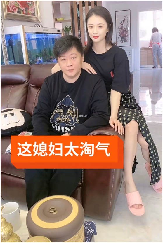 “謝永強”嬌妻露面，穿短裙秀長腿跪地洗腳，永強皇上坐姿太享受