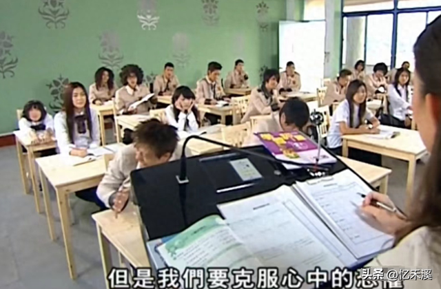牛角胸罩，誘惑式舔刀尖，這些顛覆三觀的鏡頭，看完讓人一言難盡