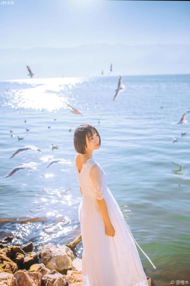 洱海邊的白裙蕾絲少女，被網(wǎng)友譽為清純女神