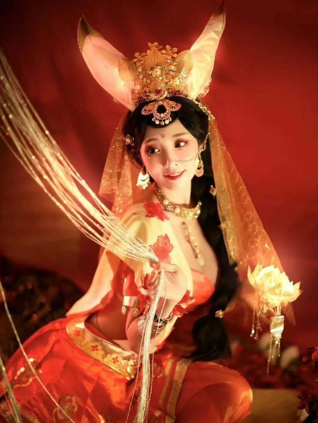 走路搖COS公孫離無雙，身穿緊身旗袍，手拿油紙傘，宛如大型手辦