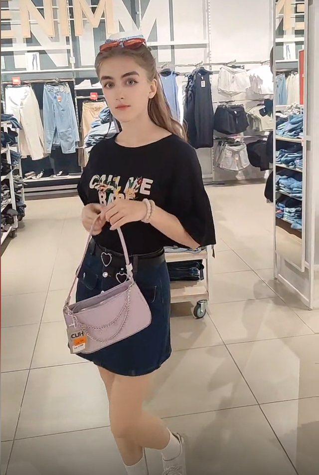 中國留學生愛上俄羅斯美女，每天被女友親上百次，睡個懶覺都不成