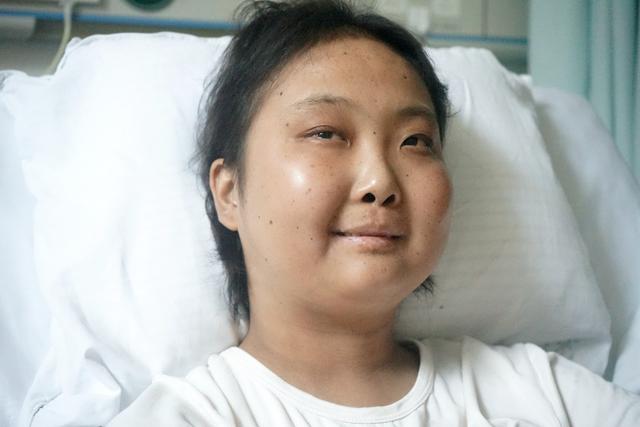 16歲美少女突發(fā)重病變丑仍樂觀，病床上放聲高歌，安慰爸爸不要哭