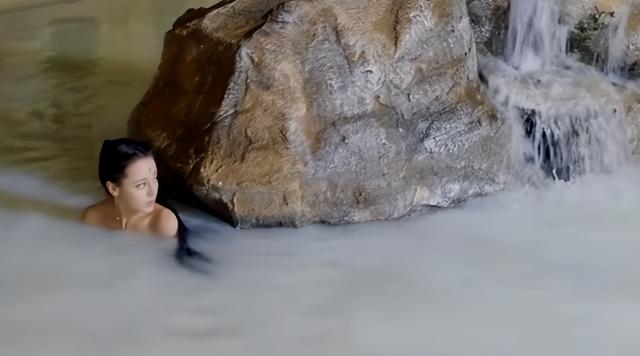 同樣是“美人出浴”，有的清純嫵媚惹人憐，剩下的只想摁水里
