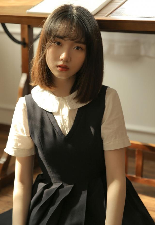 水汪汪眼睛美女學(xué)生，清爽短發(fā)校園制服寫真圖片
