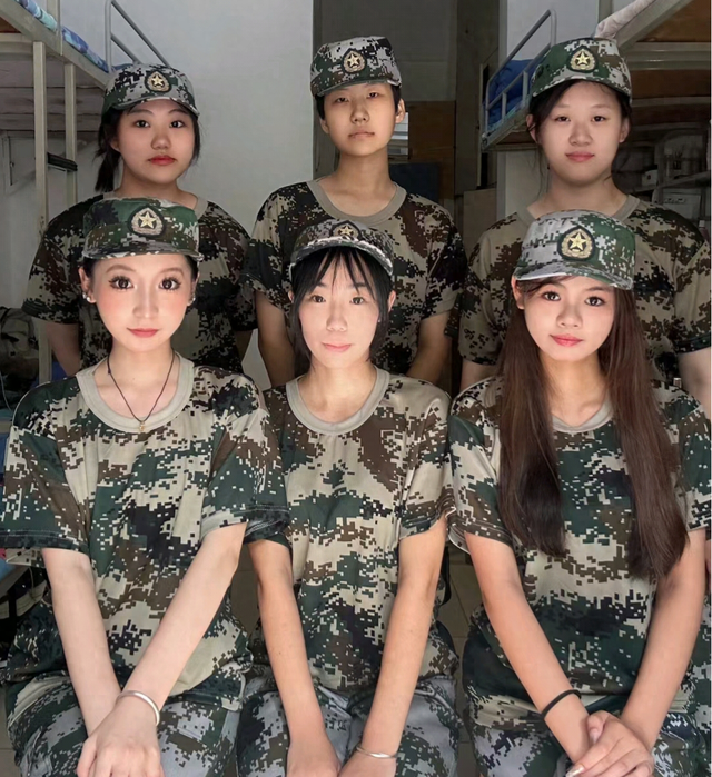 軍裝變“日式制服短裙”，女大學生的爆改讓網(wǎng)友炸鍋：不懂尊重！