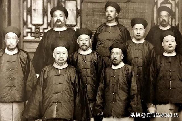 30張屈辱照片：德國女犯一絲不掛被槍決，被拍賣的大胸女人