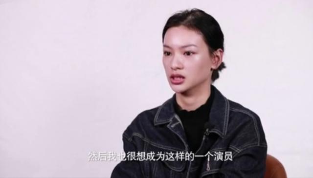21歲女演員穿黑色透視裝秀好身材，剛出道就穿性感裝被批博眼球