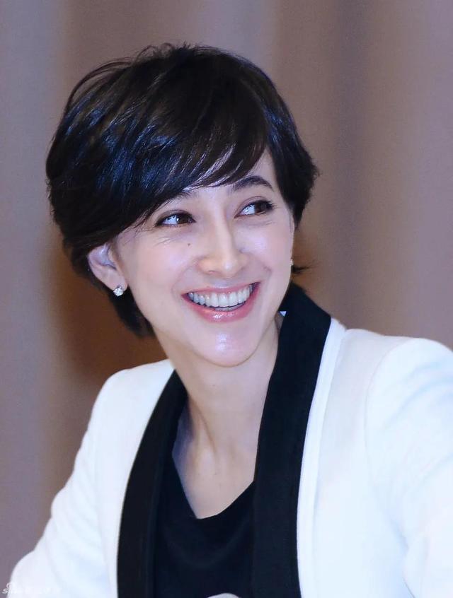 41歲日本最美女主播，高嫁前首相兒子，可小3歲花心丈夫頻頻出軌