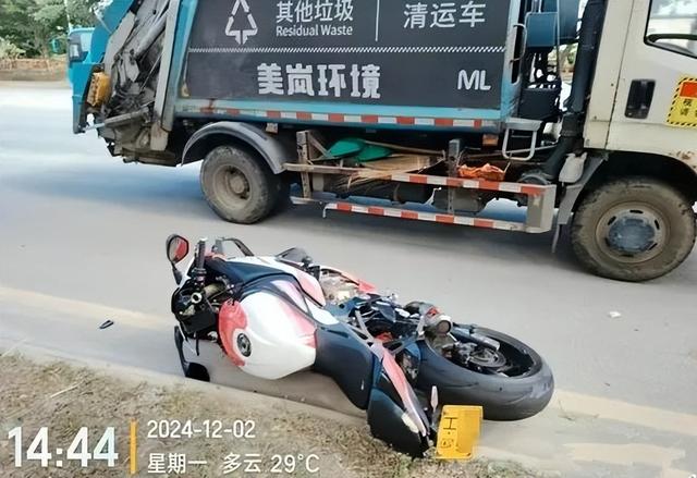 19歲機(jī)車女網(wǎng)紅去世，目擊者曝光細(xì)節(jié)，現(xiàn)場(chǎng)慘烈，喜歡穿絲襪飆車