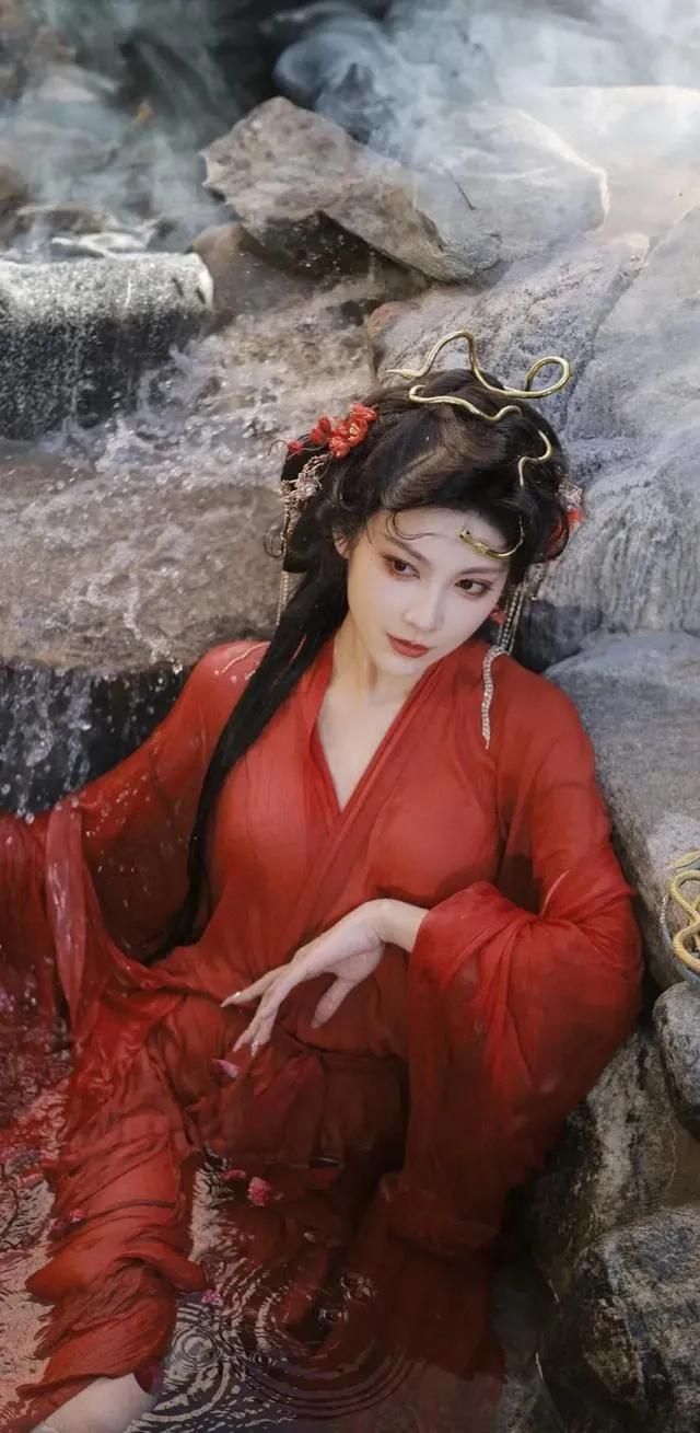 美女王伊瑤