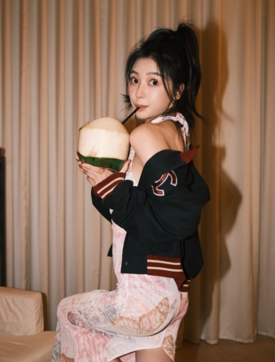 第一美女克拉拉曬自拍！穿黑絲秀纖細長腿，手表鑲滿鉆石太闊氣