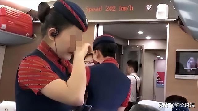 湖北年輕女子“一絲不掛”大鬧高鐵，當眾表演全裸劈叉，驚呆乘客