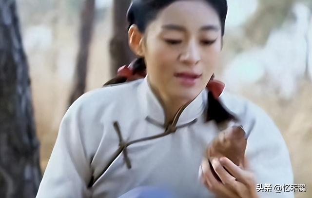 牛角胸罩，誘惑式舔刀尖，這些顛覆三觀的鏡頭，看完讓人一言難盡