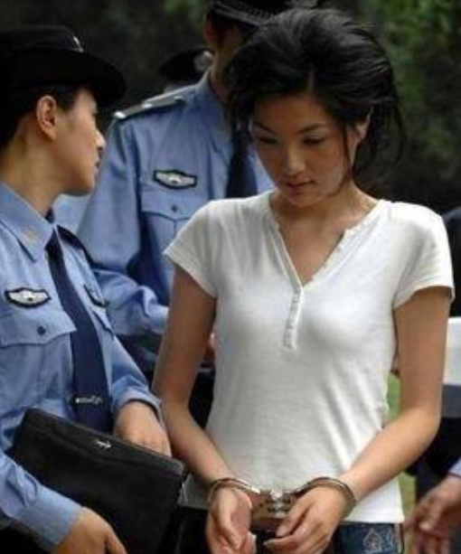 2005年，美女死刑犯畢麗梅被槍決，意外蘇醒后，家屬哀求饒她一命
