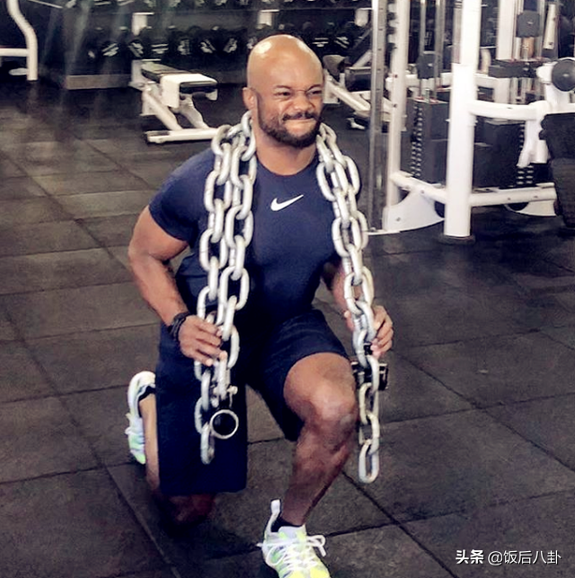 陳冠希姐姐與黑人男友街頭熱吻秀恩愛，一黑一白畫風有點怪