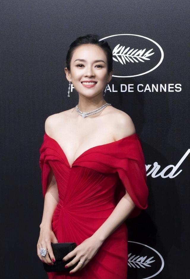 章子怡穿上紅色深V抹胸爆乳裙，驚艷國(guó)際，散發(fā)大方魅力！