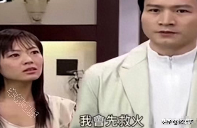 牛角胸罩，誘惑式舔刀尖，這些顛覆三觀的鏡頭，看完讓人一言難盡