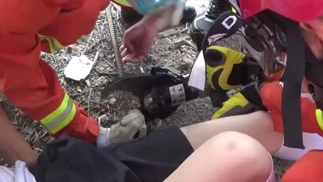 看著都疼！玉林一女孩被4米長鋼筋刺穿大腿，消防緊急救援