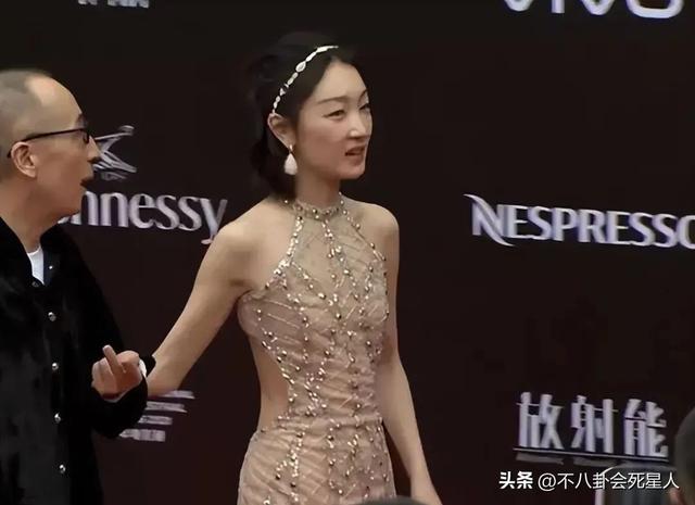 趙麗穎的副乳，楊冪的扁屁股，鞠婧祎的腿，女明星的身材也很真實