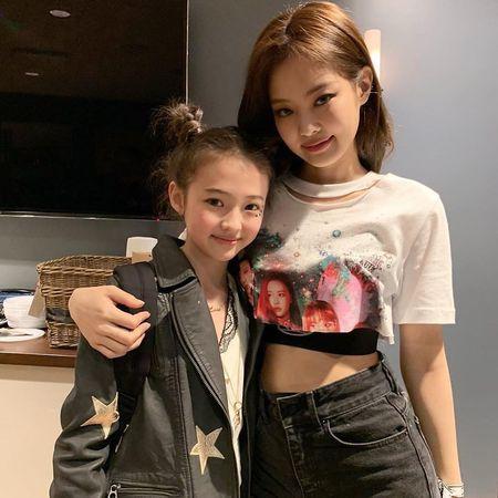 最美童星「小Jennie」16歲了！　連身短裙秀大長腿獲贊：迪士尼公主