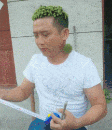 妹子真大膽，這樣的紋身都敢露出來，我在她身后都替她感到尷尬