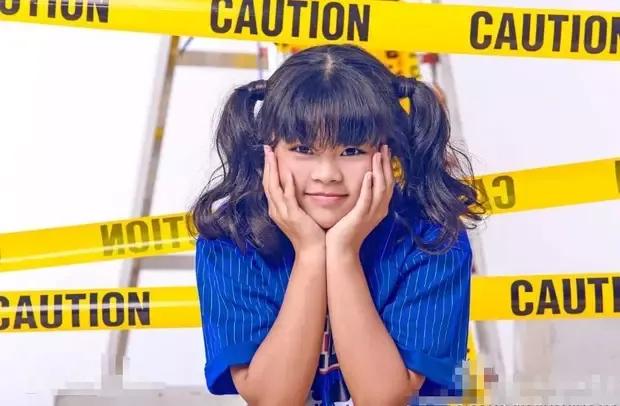 Cindy穿黑絲外搭閃片內褲走秀 梳拉美卷笑容甜美性感迷人