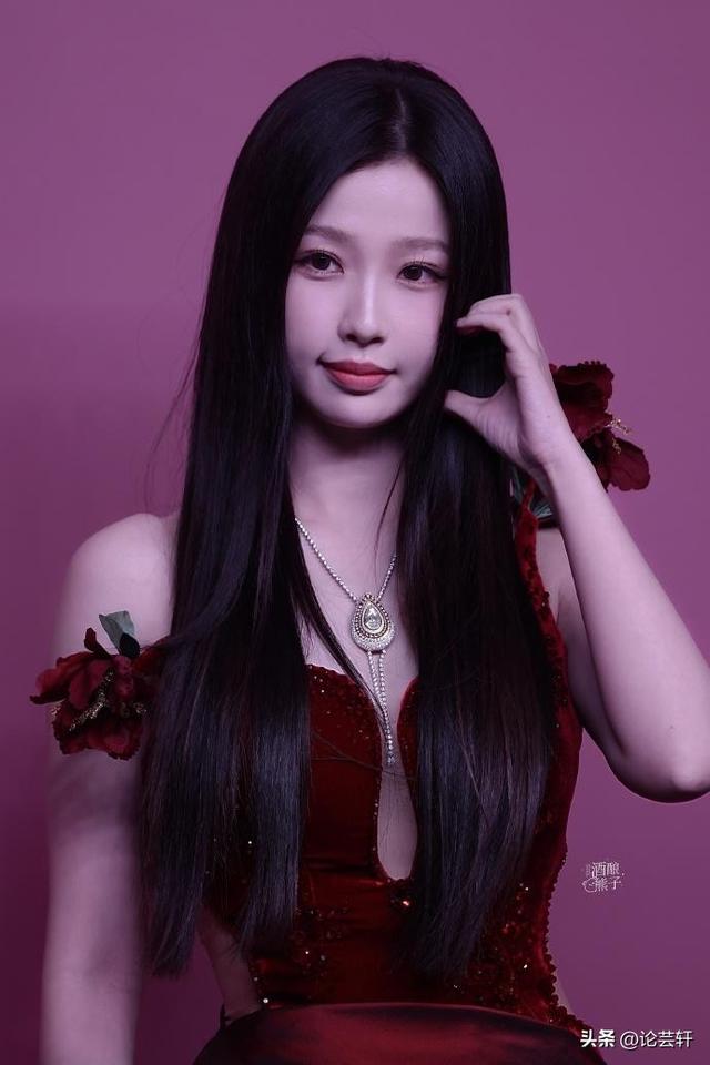 深圳這一夜，趙露思、林允的胸，露背的娜扎，都敗給了朱珠的深V