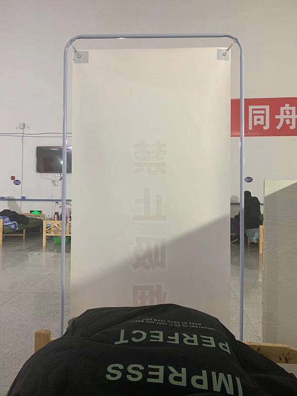感染新冠肺炎哺乳期媽媽：我在方艙用吸奶器，護(hù)士為我制遮擋