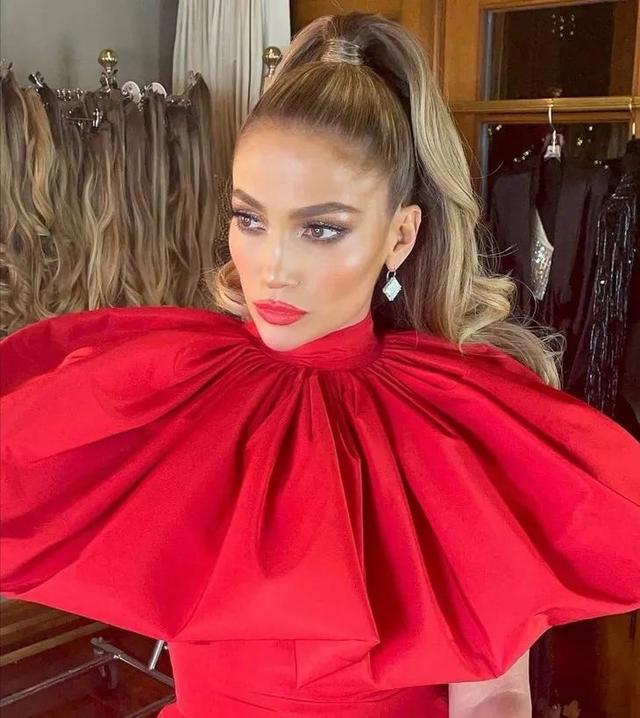 Jennifer Lopez 全裸拍新歌封面，這身材51歲？