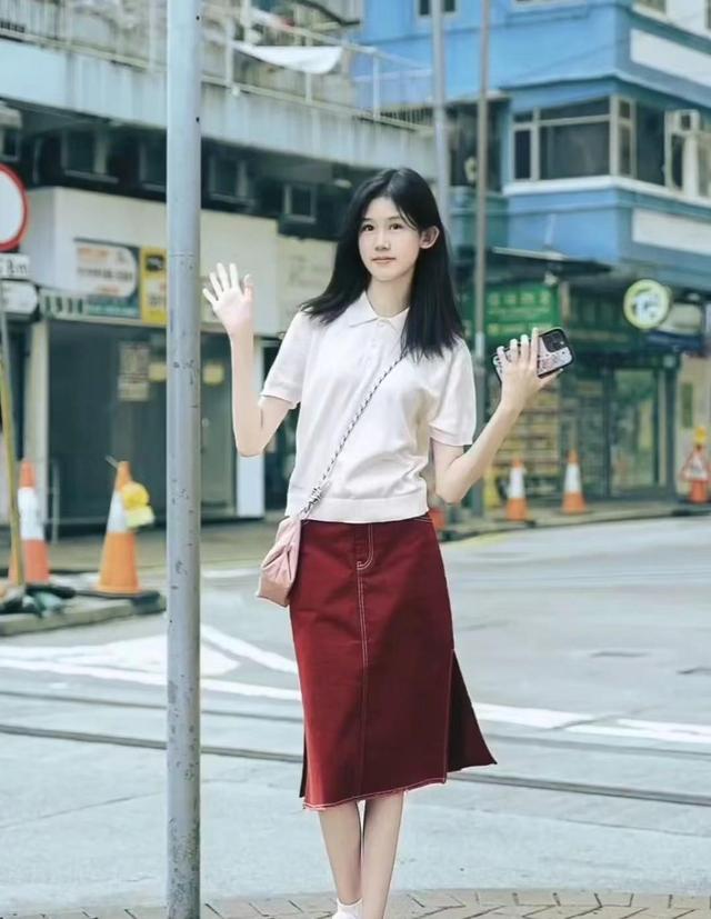 陸毅女兒貝爾近照驚艷，腿又長又細(xì)，身高直逼180cm