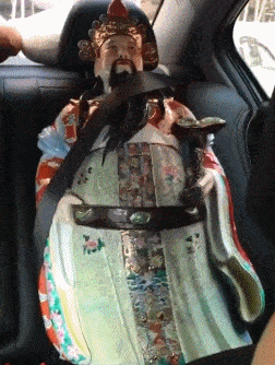 妹子真大膽，這樣的紋身都敢露出來，我在她身后都替她感到尷尬