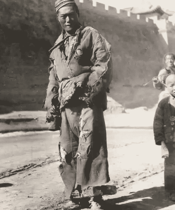 日軍獸行照片：當(dāng)著父親的面玷污他女兒，臨走還殘忍割下妻子乳房